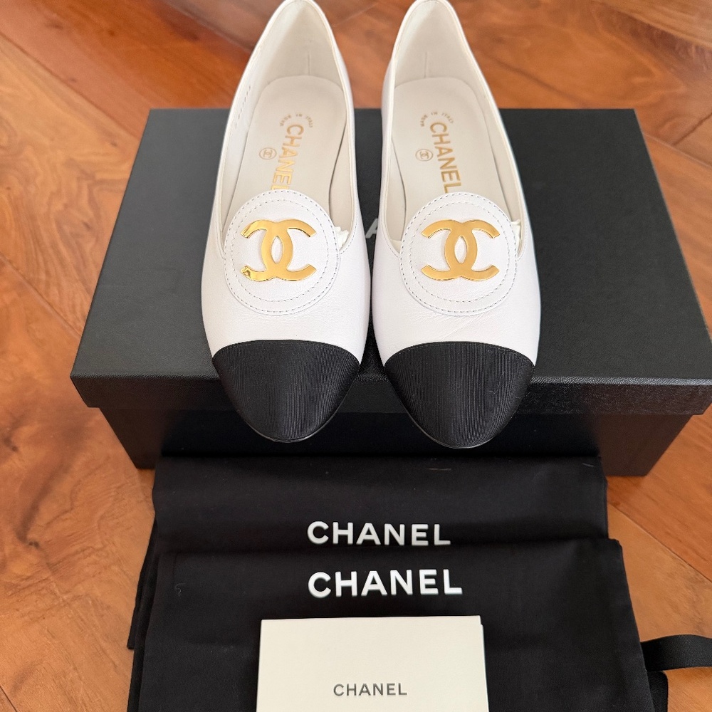 Brand New Chanel 26P Calfskin Grosgrain White & Black Moccasins 37.